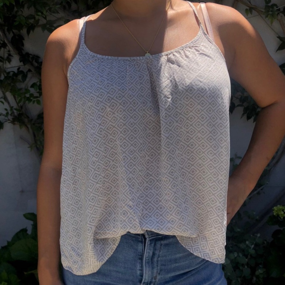 tank with white/light gray design